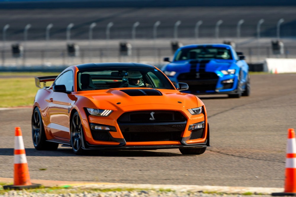 Ford Mustang Shelby GT500 Elicits Speed-Induced Hypnotic State of Euphoria