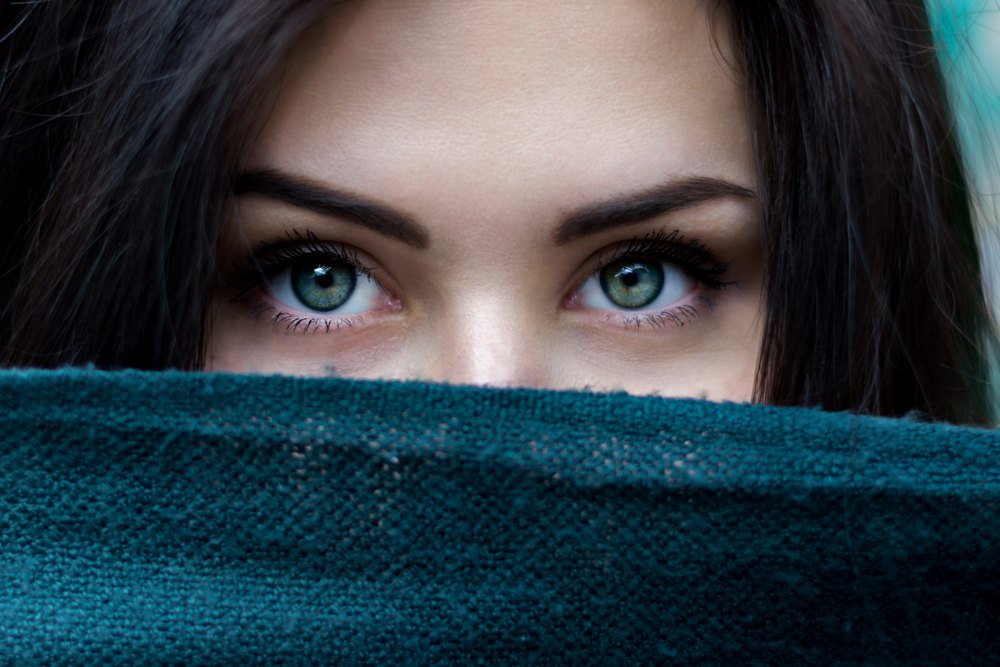 8 Signs a Woman Is Secretly Attracted to You